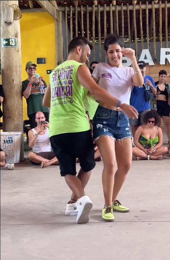 Dançarinos utilizando prabaila